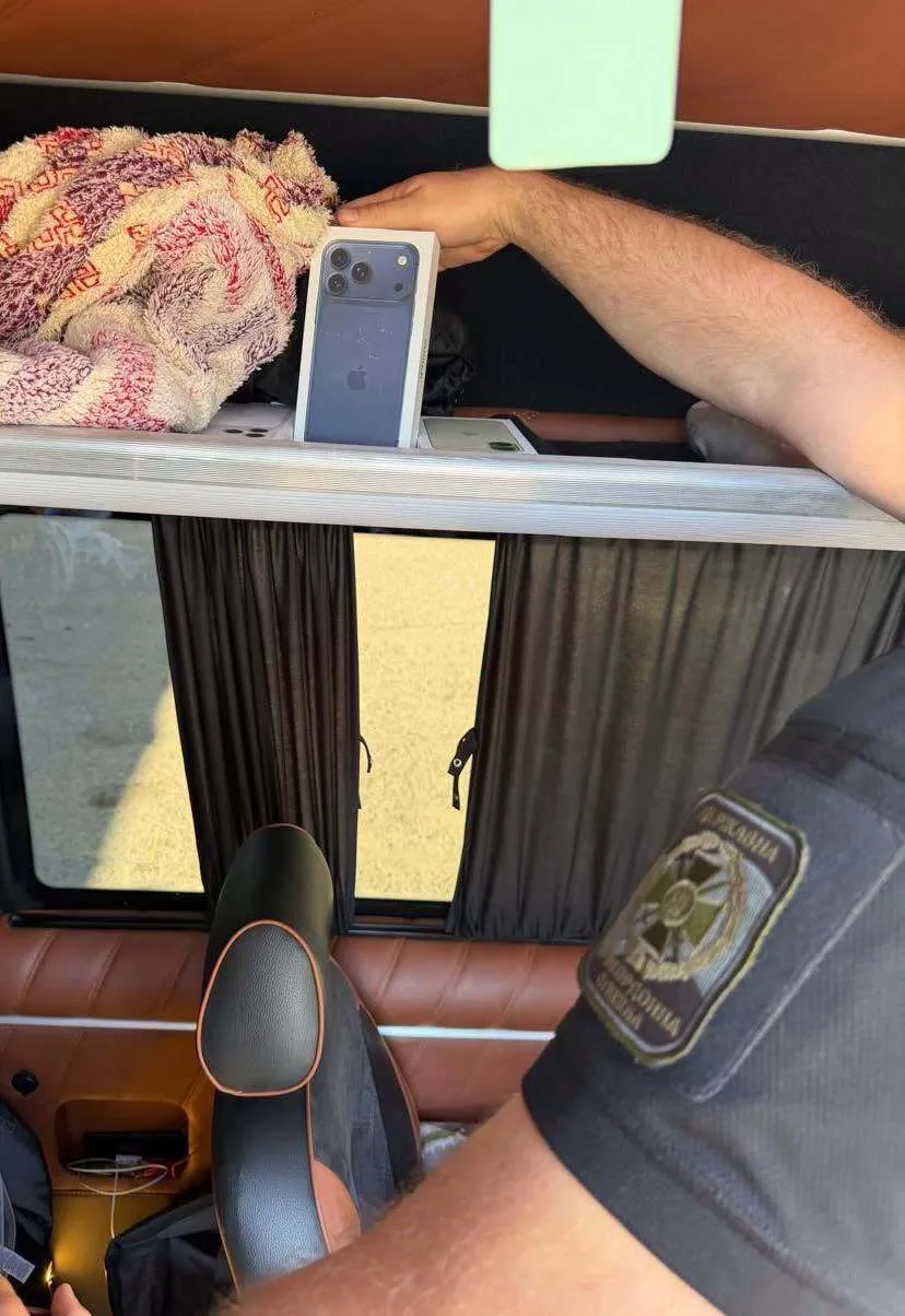 Від ''сімейного'' багажу до тайника: на ''Шегинях'' викрили контрабанду техніки Apple та Samsung на 18 млн грн