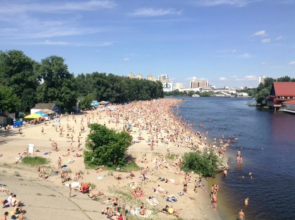 Київські пляжі відкриті, але купальний сезон не оголошували: як місто подбало про безпеку відпочивальників