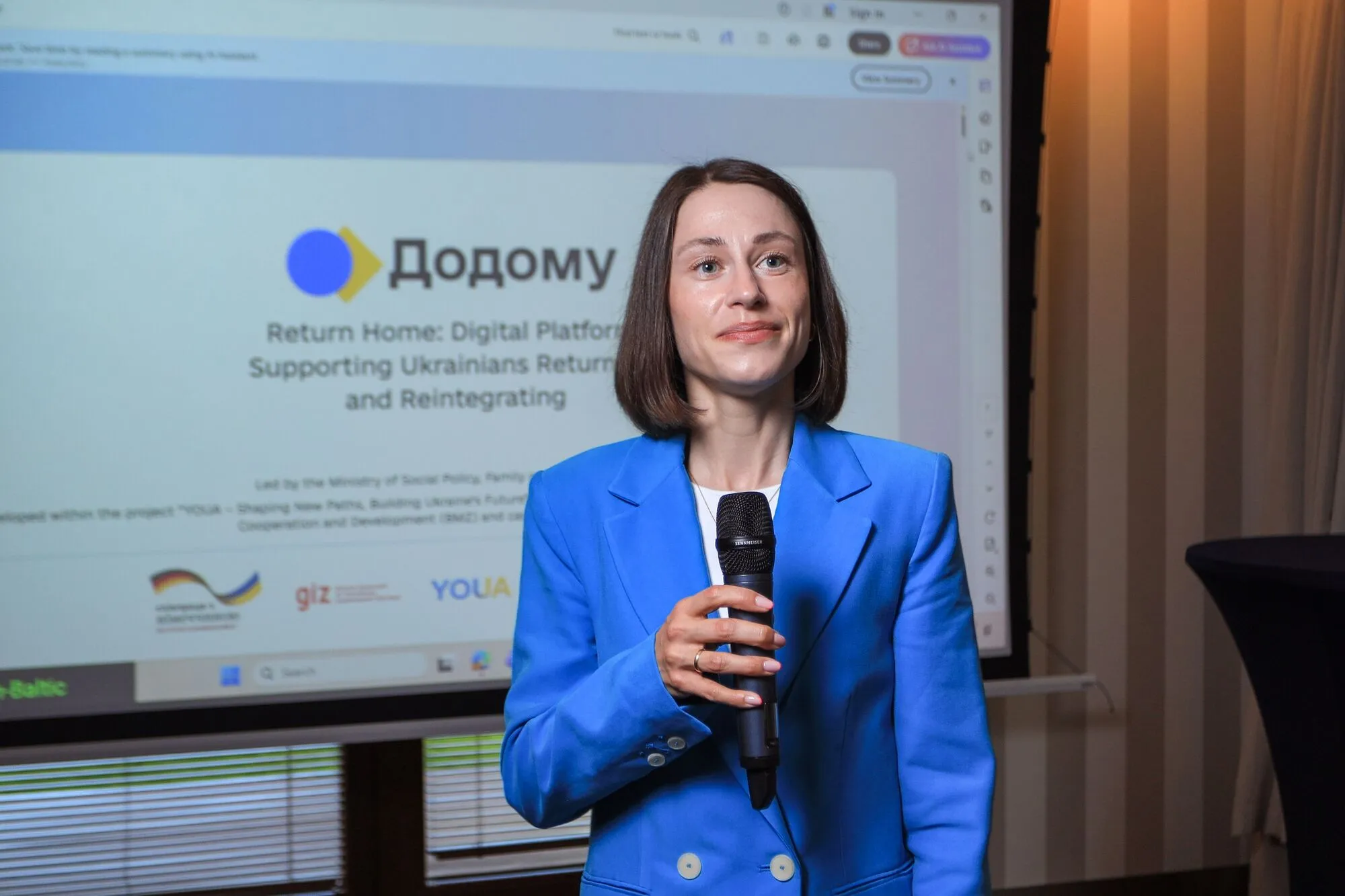 Для украинцев за границей запустили платформу ''Домой''