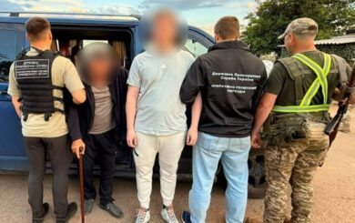 »Пассажир» в тайнике: на границе задержали водителя микроавтобуса с тайником в полу (видео)