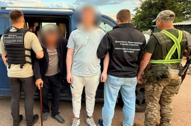 »Пассажир» в тайнике: на границе задержали водителя микроавтобуса с тайником в полу (видео)