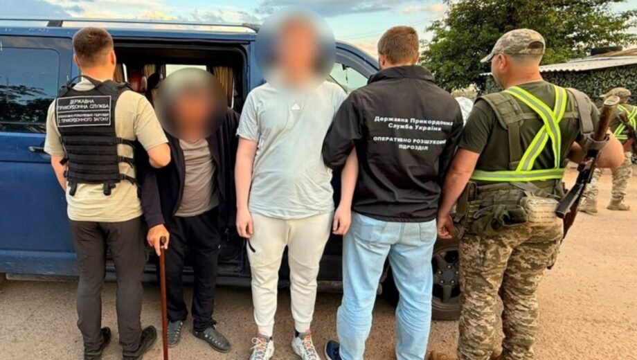 ”Пасажир” у тайнику: на кордоні затримали водія мікроавтобуса зі схованкою в підлозі (відео)