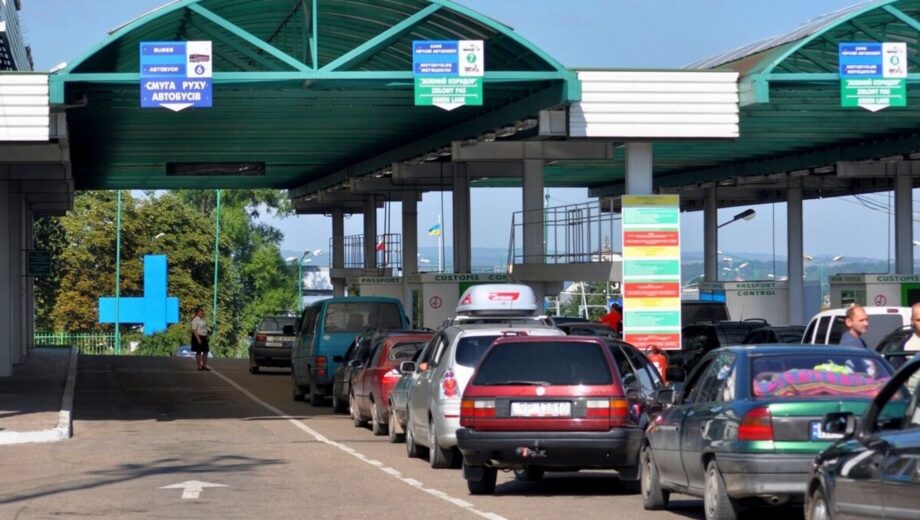 Багатогодинні затори на кордоні з Польщею: люди стоять під сонцем у ”Шегині”