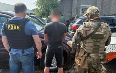 Бизнес на гумпомощи: на Закарпатье задержали предпринимателя, продававшего ввезенные для ВСУ автомобили