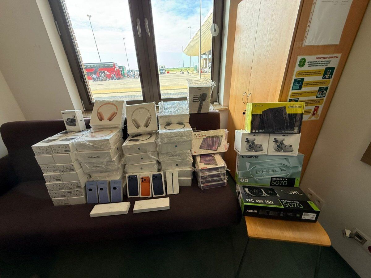 У рейсовому автобусі виявили контрабандну техніку: AirPods, iPhone та квадрокоптери