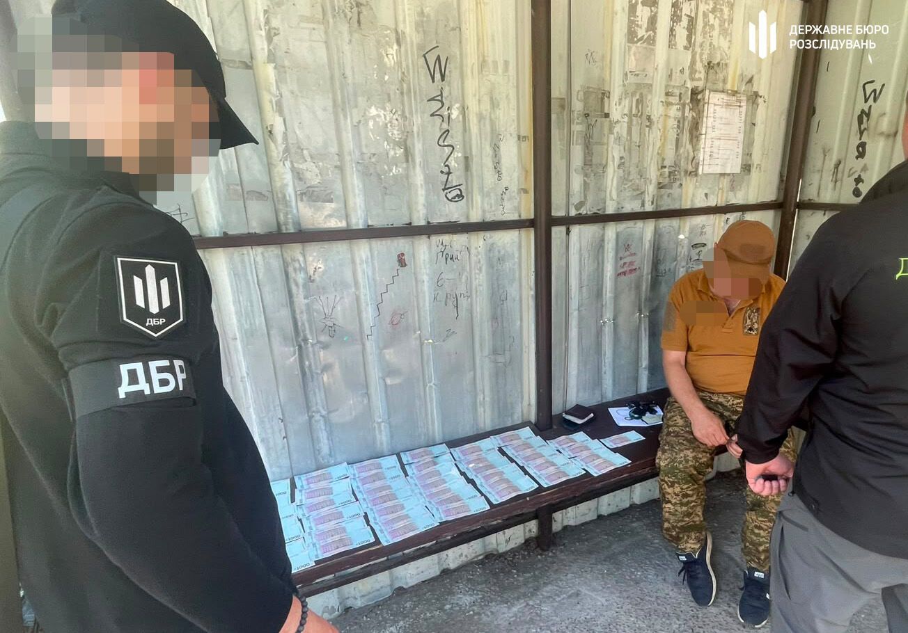 На Київщині затримали командира взводу за вимагання 80 тис. грн у родичів військового