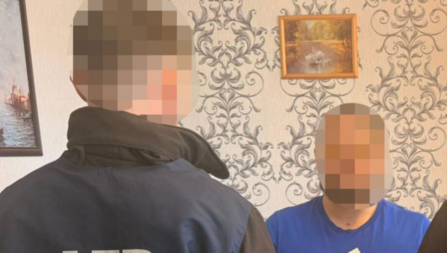 Поліціянт, ексвійськовий і двоє цивільних організували канал нелегального виїзду, — ДБР (відео)