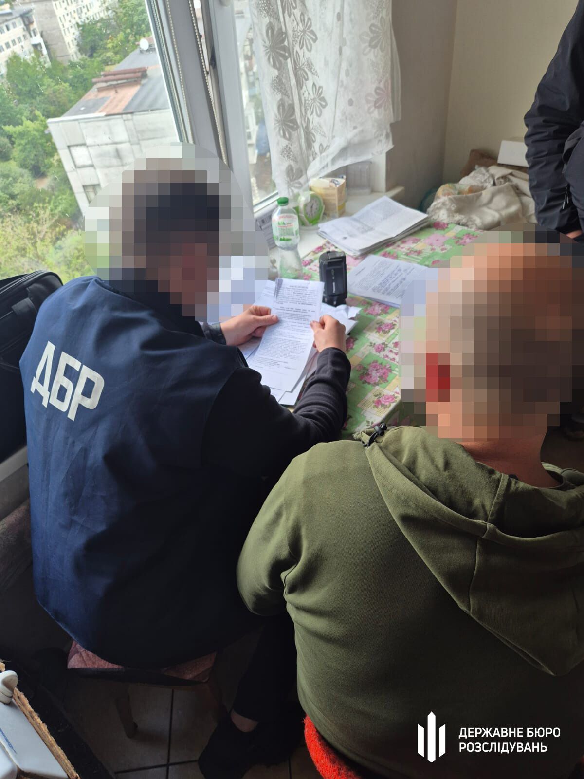 Поліціянт, ексвійськовий і двоє цивільних організували канал нелегального виїзду, — ДБР (відео)