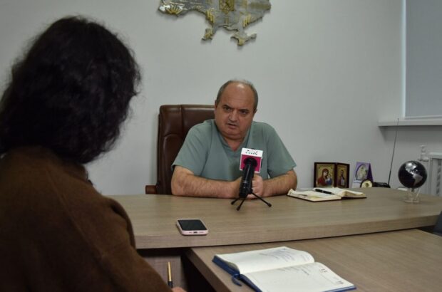 Смерть дитини, побори та ”золотий” лінолеум: івано-франківці звернулись до правоохоронців щодо директора перинатального центру Павлушинського