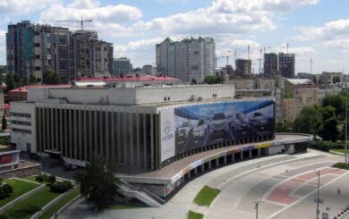 Палац ”Україна” знову під ударом: внаслідок атаки постраждали десятки культурних пам’яток