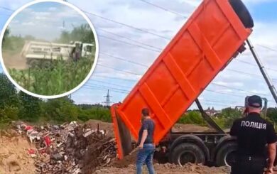 Берег озера или стихийная свалка? Опасный объект под Киевом проверяют полиция и ДЭИ