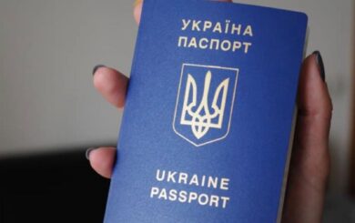 Украинцы с просроченным паспортом за границей: как вернуться в Украину и через какие страны это возможно