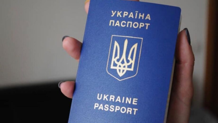 Украинцы с просроченным паспортом за границей: как вернуться в Украину и через какие страны это возможно