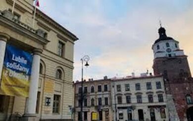 В польском Люблине сняли с ратуши флаг Украины из-за предоставления подразделения ССО названия »имени Героев УПА»