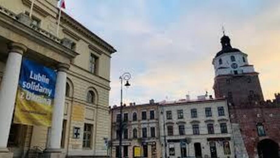 В польском Люблине сняли с ратуши флаг Украины из-за предоставления подразделения ССО названия »имени Героев УПА»