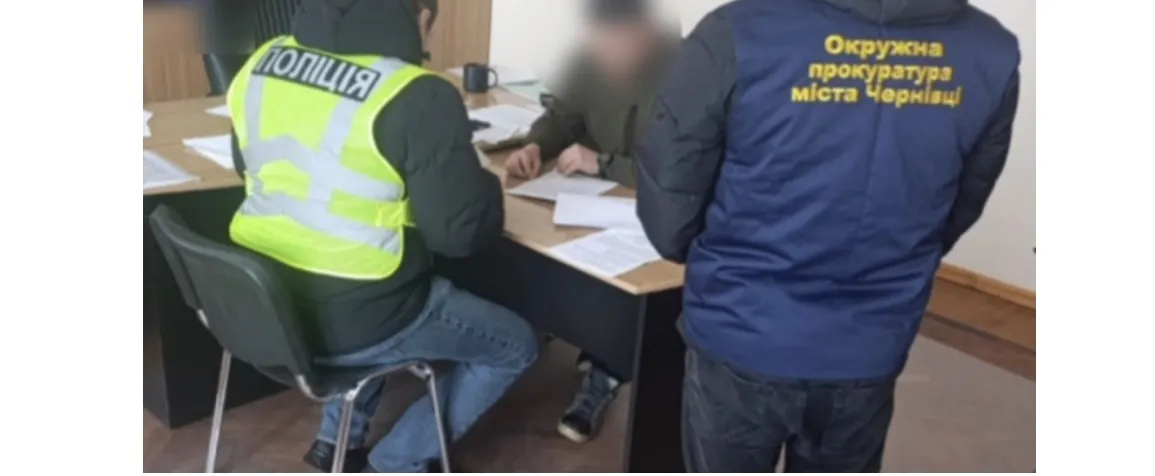 Директора департаменту інфраструктури та благоустрою Чернівецької міської ради та його ексзаступника підозрюють у розтраті 300 тисяч гривень з бюджету. Джерело: Чернівецька обласна прокуратура
