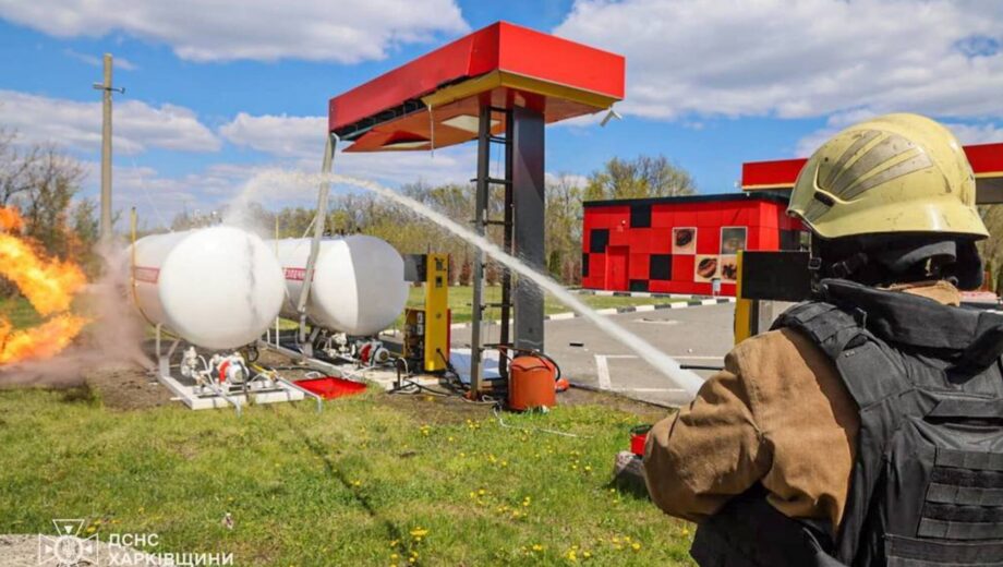 Более 150 АЗС сгорели из-за российских атак: почему в Украине нет дефицита топлива
