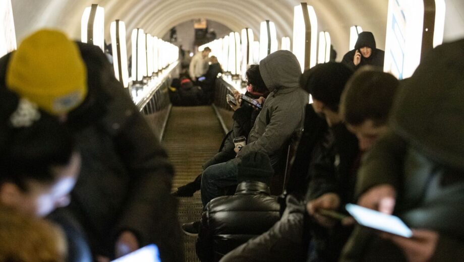 У київському метро оновили правила перебування в укриттях: що не радять брати на станції