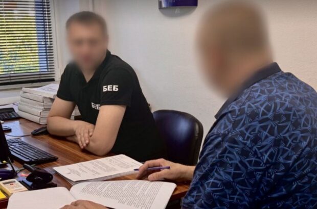 ”Ковідні” доплати для бухгалтерів і охоронців: на Буковині судитимуть ексдиректора лікарні
