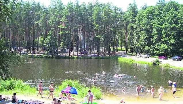 Киевские пляжи открыты, но купальный сезон не объявляли: как город позаботился о безопасности отдыхающих