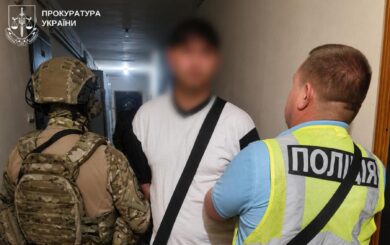 В Киеве мужчина напал на пожилую женщину во время ремонта: применил нож и угрожал гранатой