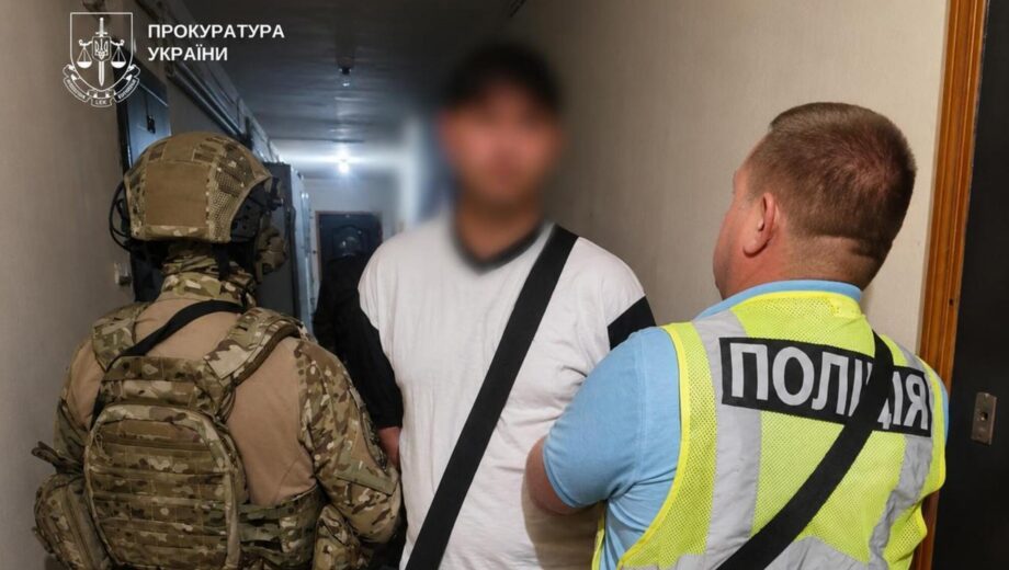 В Киеве мужчина напал на пожилую женщину во время ремонта: применил нож и угрожал гранатой