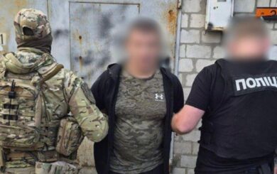 Подозреваемый встретил стражей порядка с гранатой: в Киеве обыск чуть не завершился взрывом