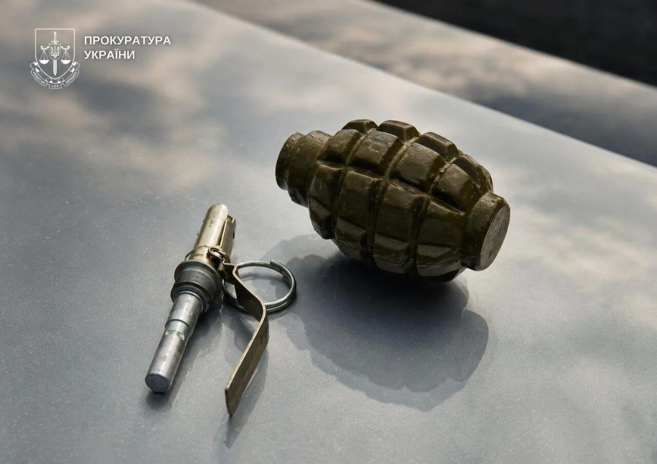 Підозрюваний зустрів правоохоронців із гранатою: у Києві обшук ледь не завершився вибухом