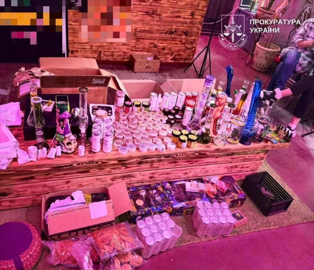 В столице разоблачили продажу вейпов и конфет с каннабиноидами: подозрения получили 8 человек