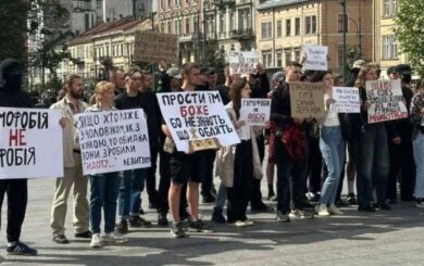 Во Львове прошел прайд и символическая свадьба однополой пары: порядок охраняла полиция