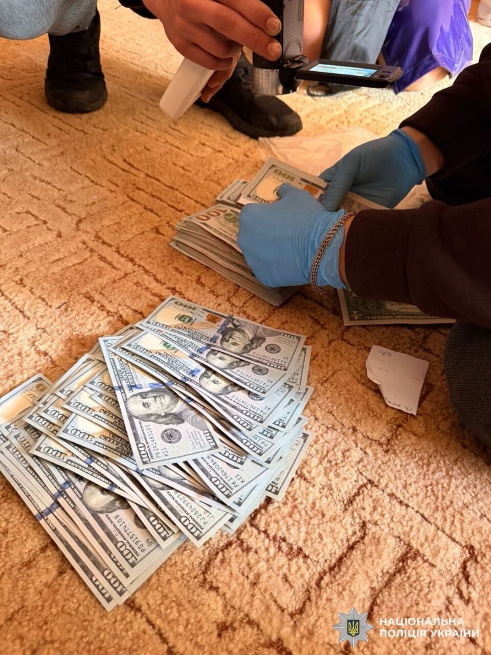 Фіктивний шлюб за 50 тисяч євро: на Київщині жінку підозрюють у схемі для виїзду чоловіків за кордон