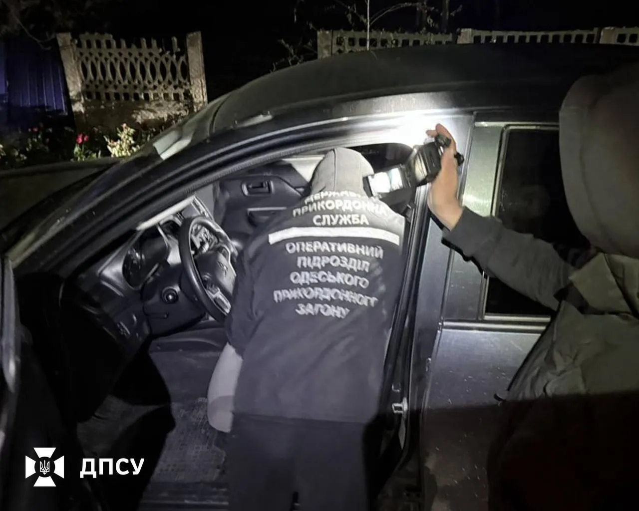 За $13 тисяч обіцяли вивезти до Молдови: правоохоронці викрили канал незаконного виїзду