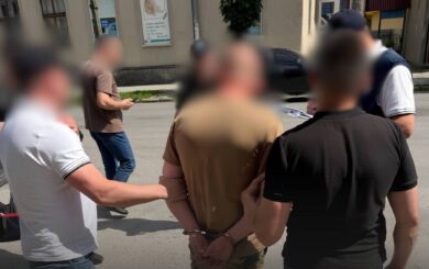 На Тернопільщині посадовця ТЦК затримали на хабарі: обіцяв зняти чоловіка з розшуку