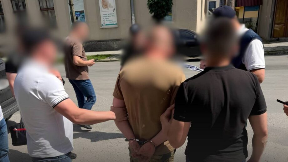 На Тернопільщині посадовця ТЦК затримали на хабарі: обіцяв зняти чоловіка з розшуку