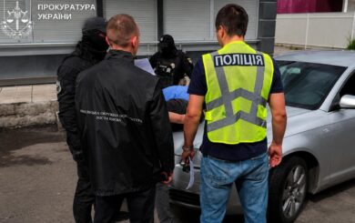 25-летний киевлянин подозревается в перепродаже гуманитарных авто для ВСУ
