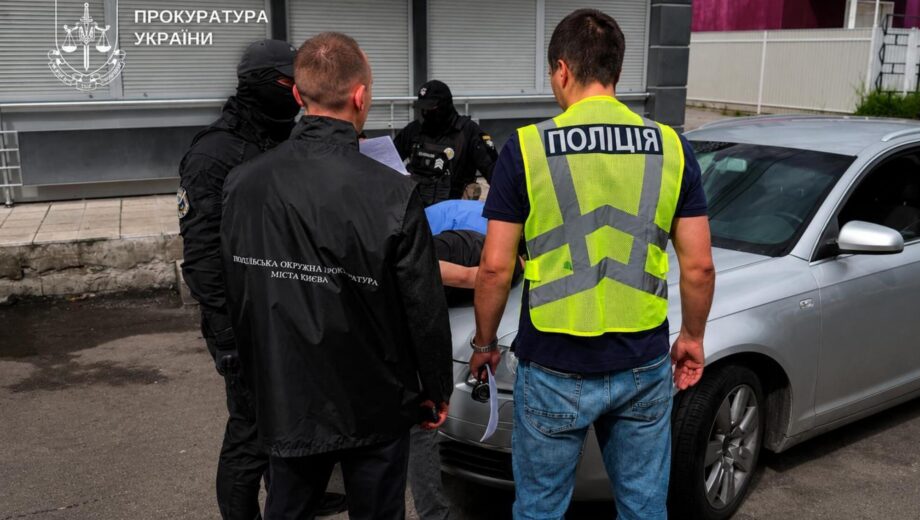 25-летний киевлянин подозревается в перепродаже гуманитарных авто для ВСУ