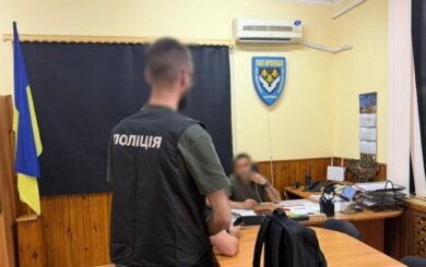 В Киевской области задержали чиновников общины, которых подозревают в торговле »бронированием»