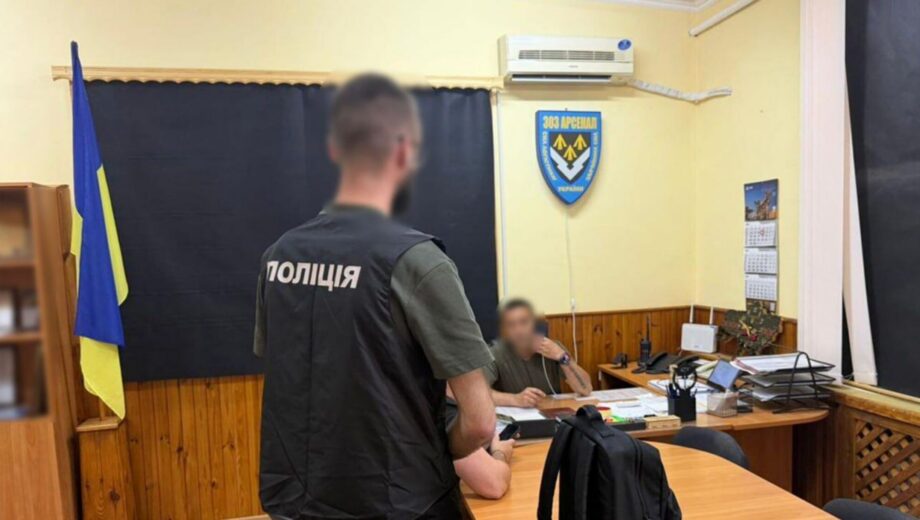 В Киевской области задержали чиновников общины, которых подозревают в торговле »бронированием»