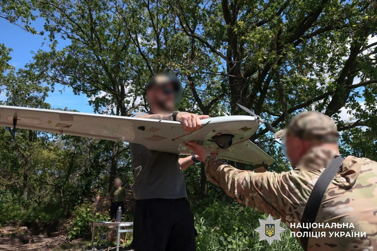 На Запоріжжі поліцейські-інструктори навчають бійців Сил оборони пілотувати розвідкрило ''Домаха''