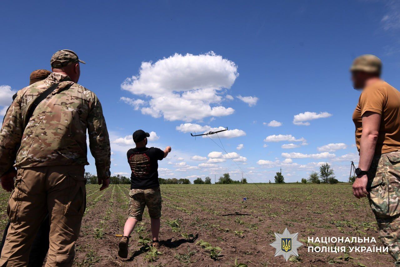 На Запоріжжі поліцейські-інструктори навчають бійців Сил оборони пілотувати розвідкрило ''Домаха''