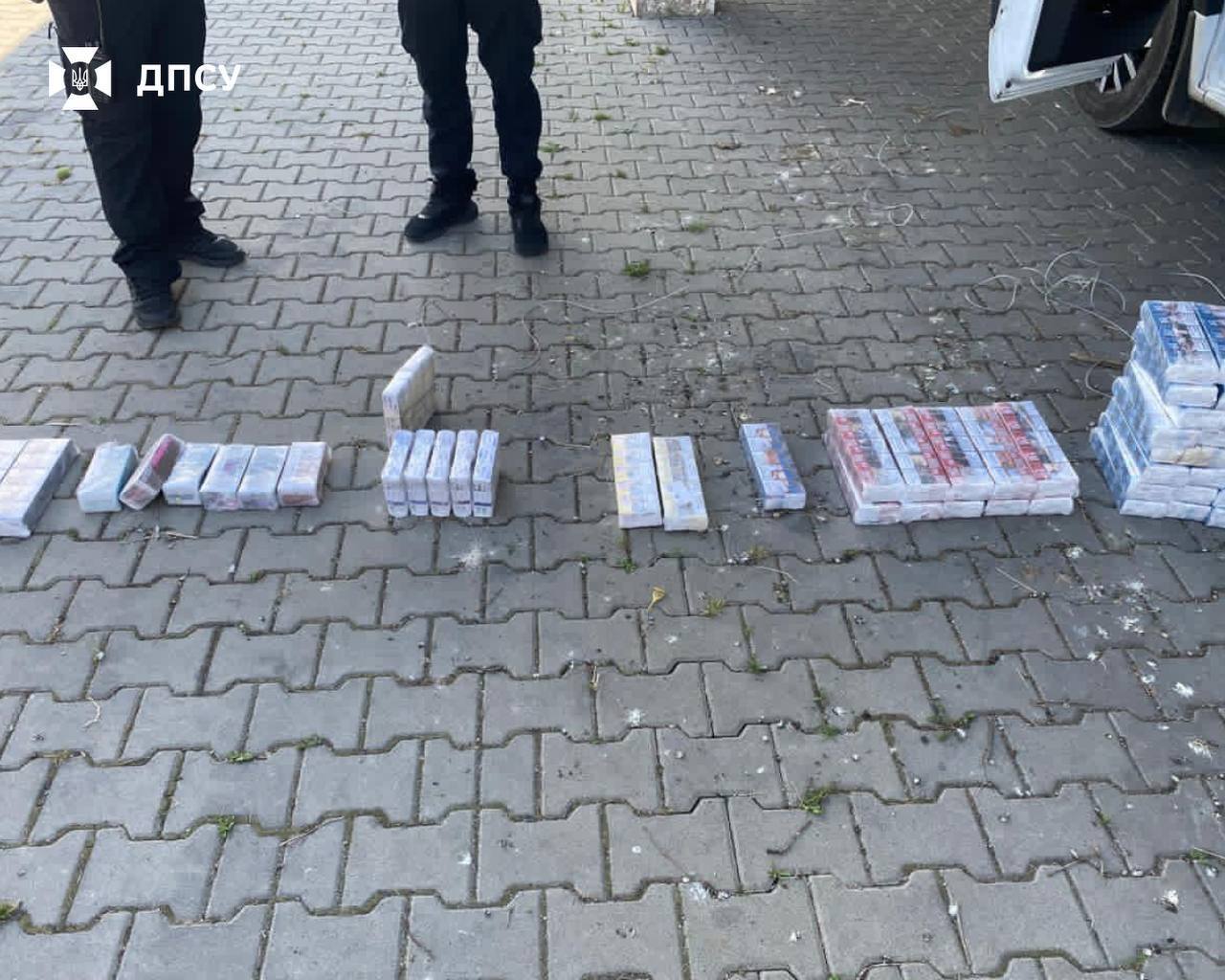 Їхав до Праги зі схованками: у мікроавтобусі іванофранківця виявили контрабандний тютюн
