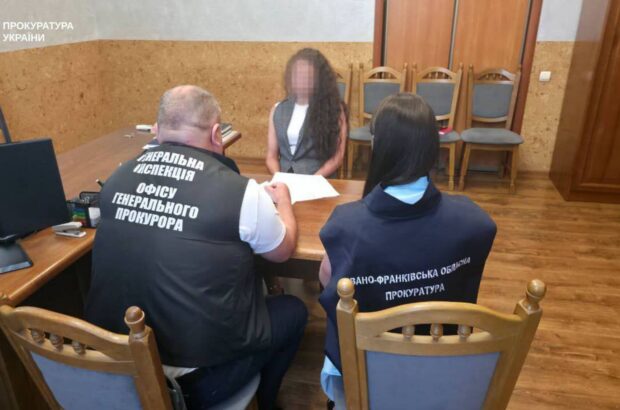На Івано-Франківщині прокурорці повідомили про підозру через схему працевлаштування для бронювання військовозобов’язаного