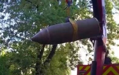 В Киеве взрывотехники обезвредили упавшую рядом с многоэтажкой боевую часть ракеты
