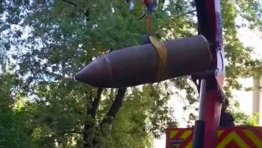 В Киеве взрывотехники обезвредили упавшую рядом с многоэтажкой боевую часть ракеты