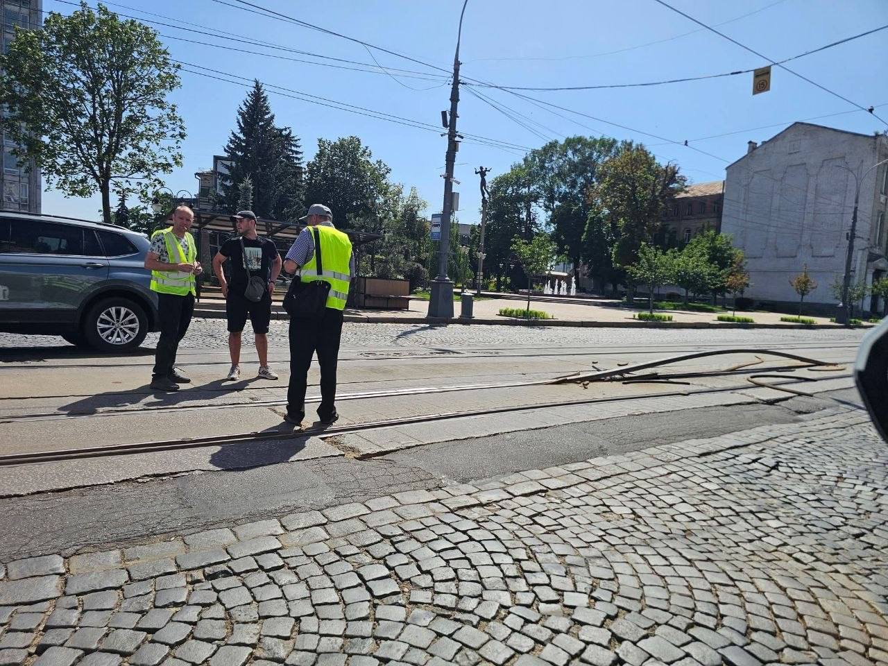 Асфальт плавиться, а рейки деформуються: Україну накрила аномальна спека до +38°C