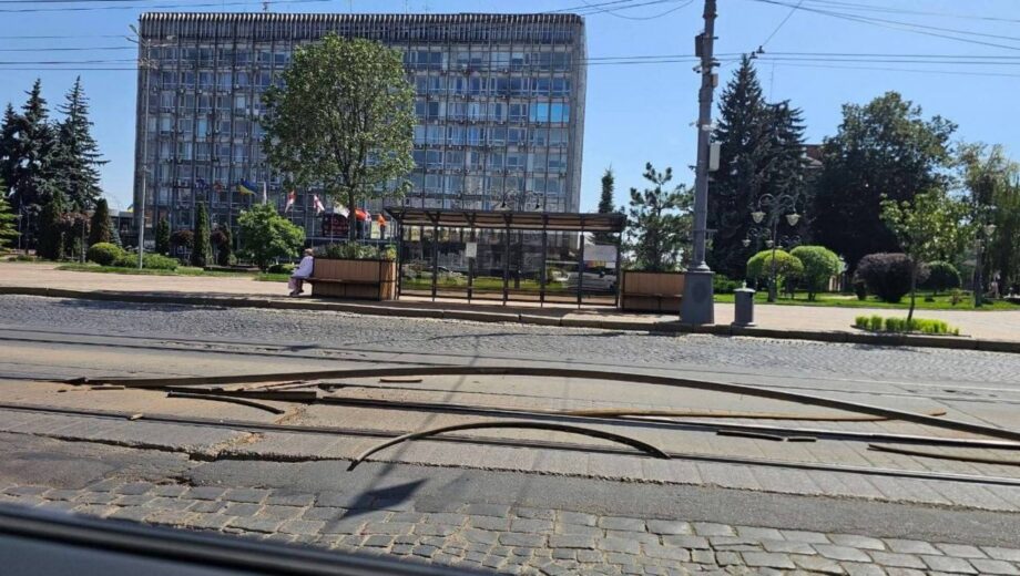 Спека б’є рекорди: на Київщині ”пливе” асфальт, у Вінниці вигнуло трамвайні рейки