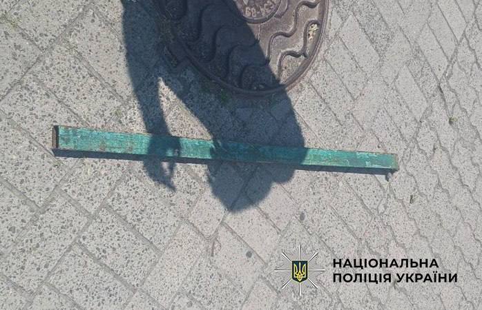 У Києві чоловік розбив вікна п’яти авто металевою палицею – його затримали