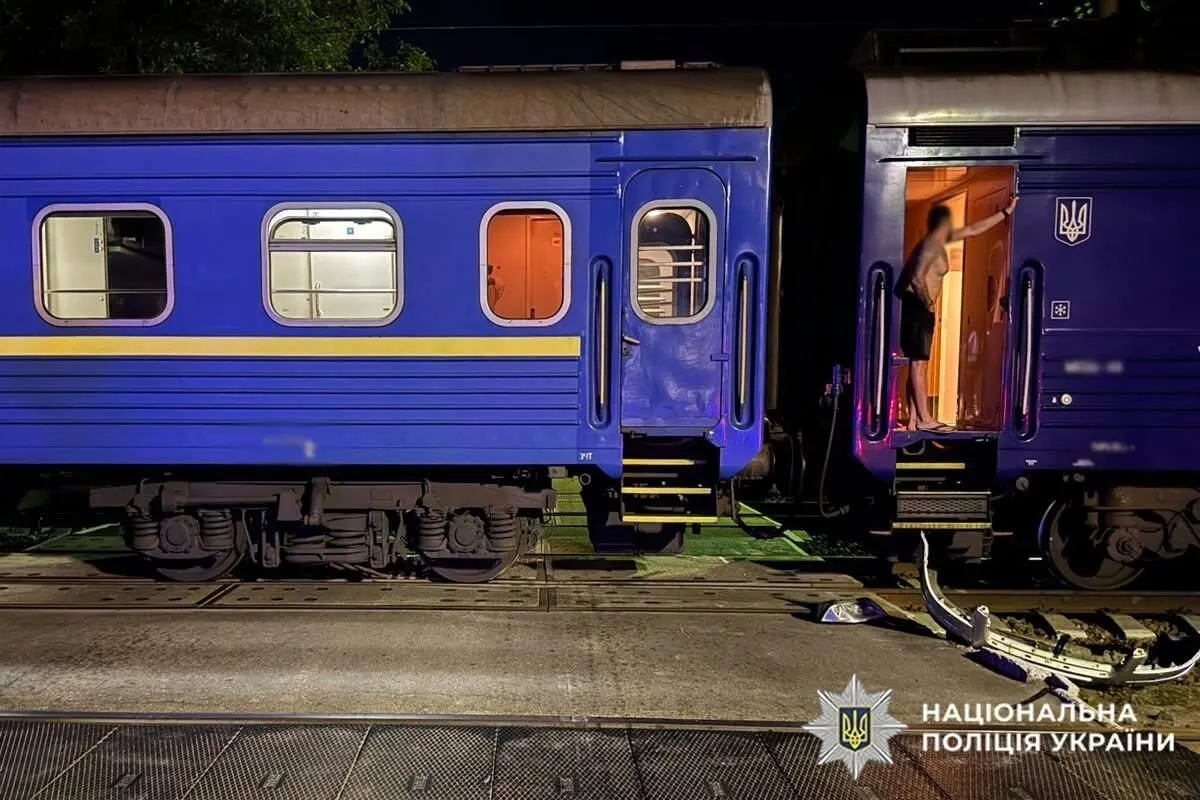 У Хмельницькому легковик виїхав на червоне й потрапив під поїзд: двоє загиблих