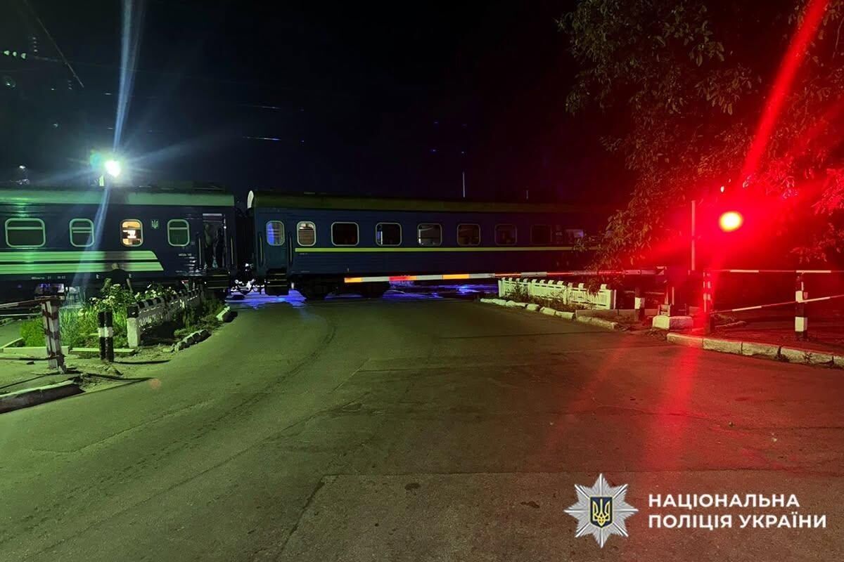 У Хмельницькому легковик виїхав на червоне й потрапив під поїзд: двоє загиблих