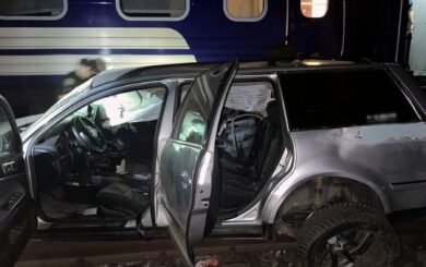 Поезд протаранил Volkswagen в Хмельницком: погибли два 18-летних пассажира